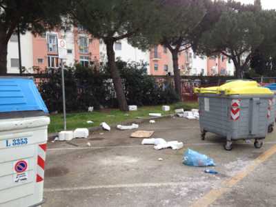 Campus, studenti sommersi da immondizia e rifiuti